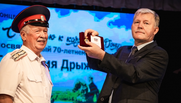 Большим концертом отметили в Волгодонске юбилей Григория Дрыжакова, руководителя ансамбля «Казачий Дон»